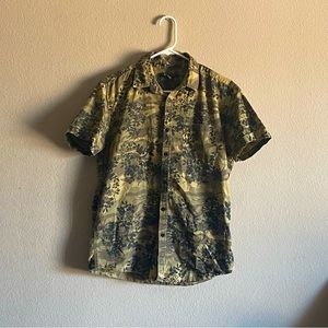 (Like New) Green Camo Button Up Short Sleeve Shirt